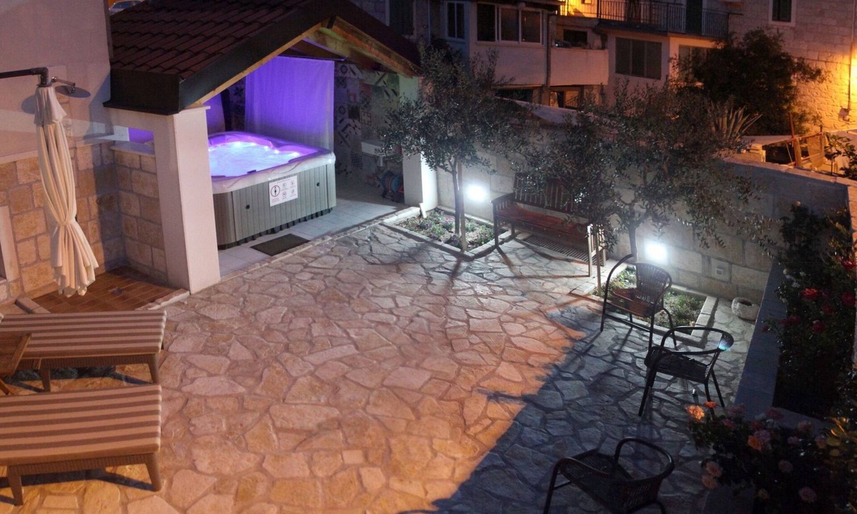 Mravince House | Haus in Mravince mit Whirlpool und Garten by Interhome