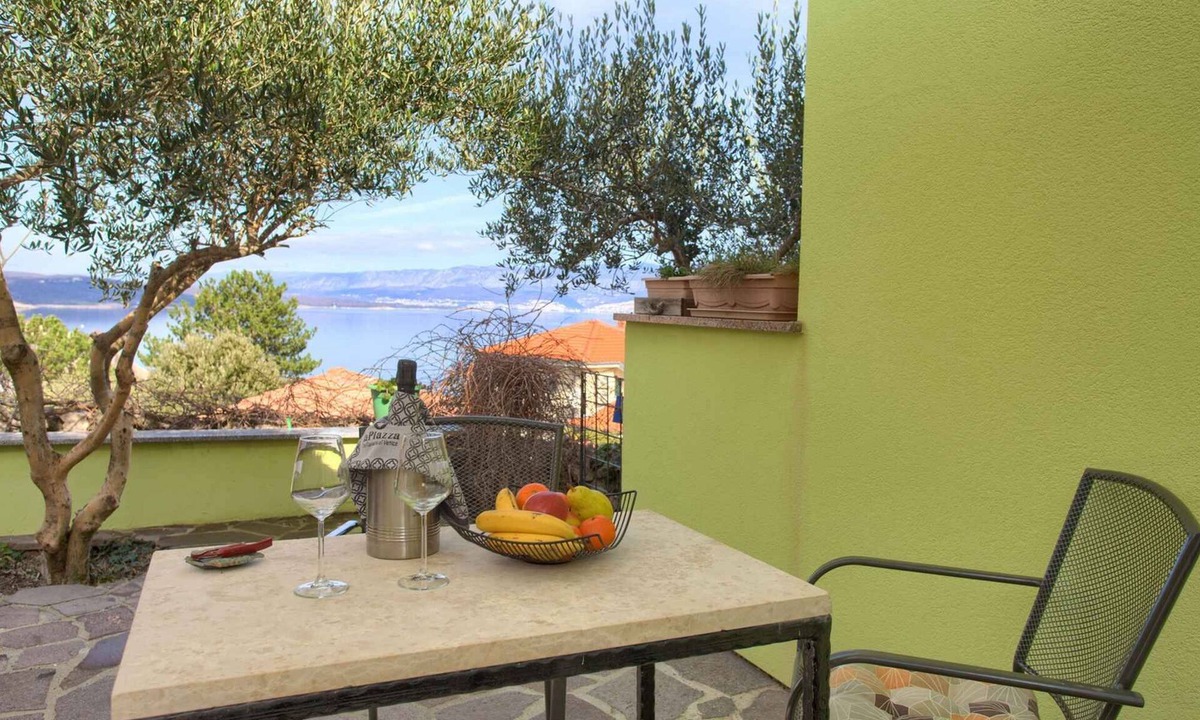 Vrbnik Apartment | Holiday apartment near the beach and with air conditioning