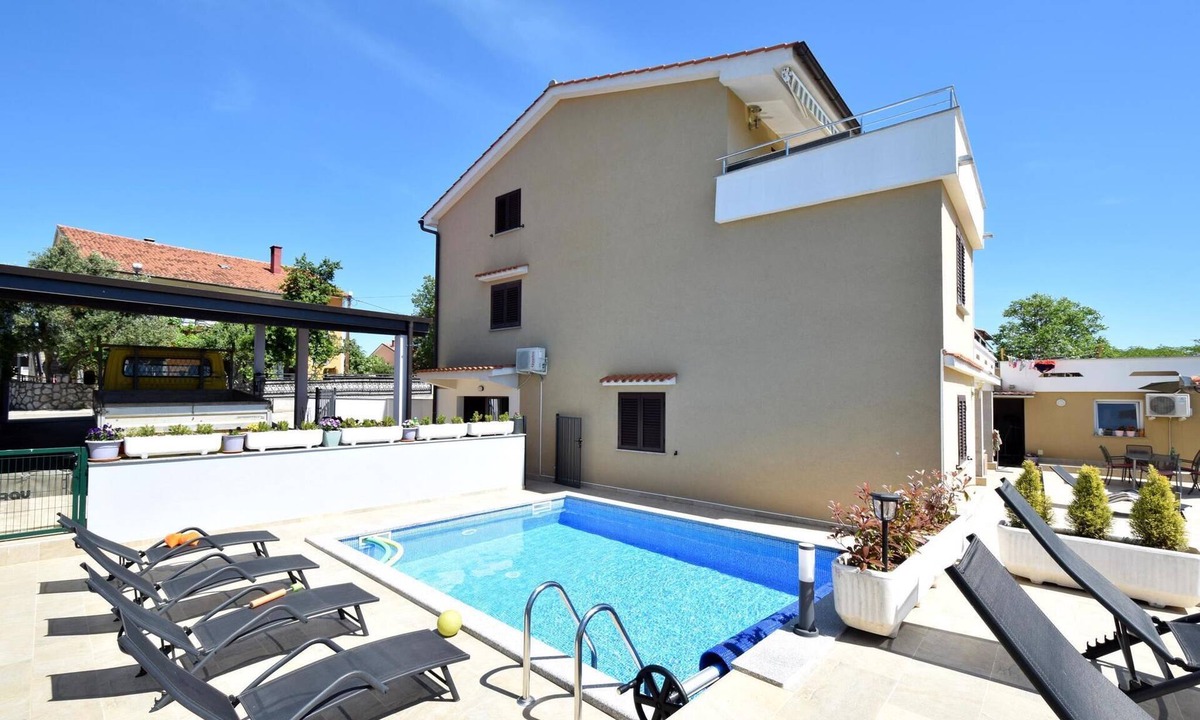 Omisalj Apartment | Holiday apartment on the 2nd floor with pool