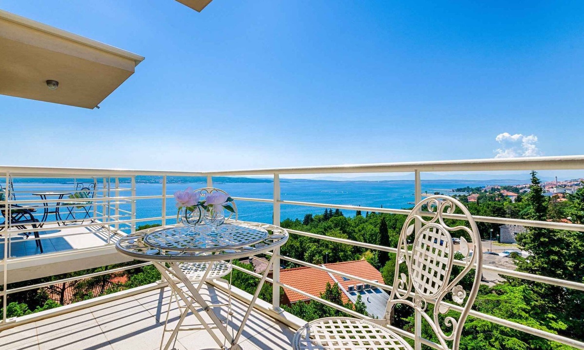 Crikvenica Apartment | Holiday apartment with balcony and air conditioning