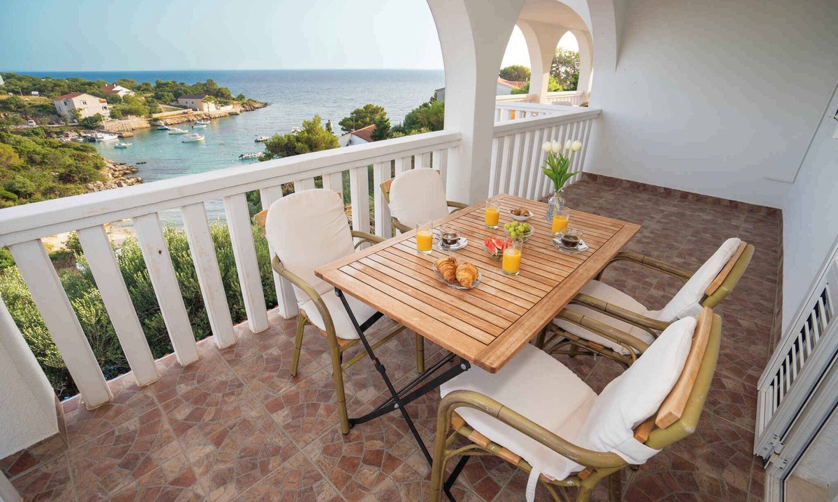 Potocnica Apartment | Holiday apartment with pool and sea view