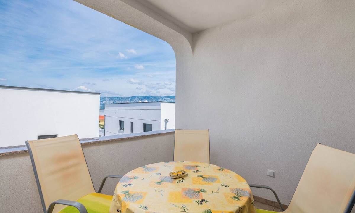 Klimno Apartment | Holiday apartment with air conditioning and balcony