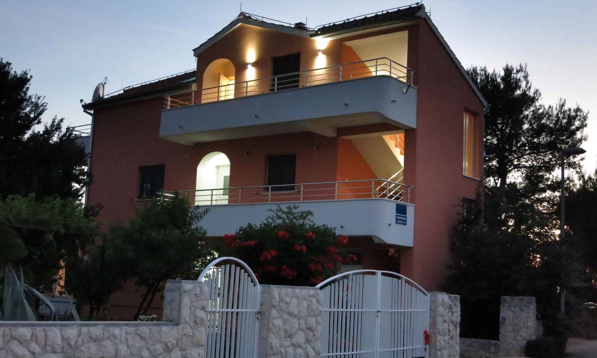 Srima Apartment | Holiday apartment with air conditioning and balcony near the beach