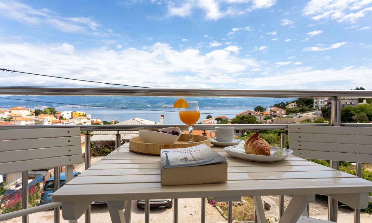 Vrbnik Apartment | Holiday apartment with beautiful balcony with sea view