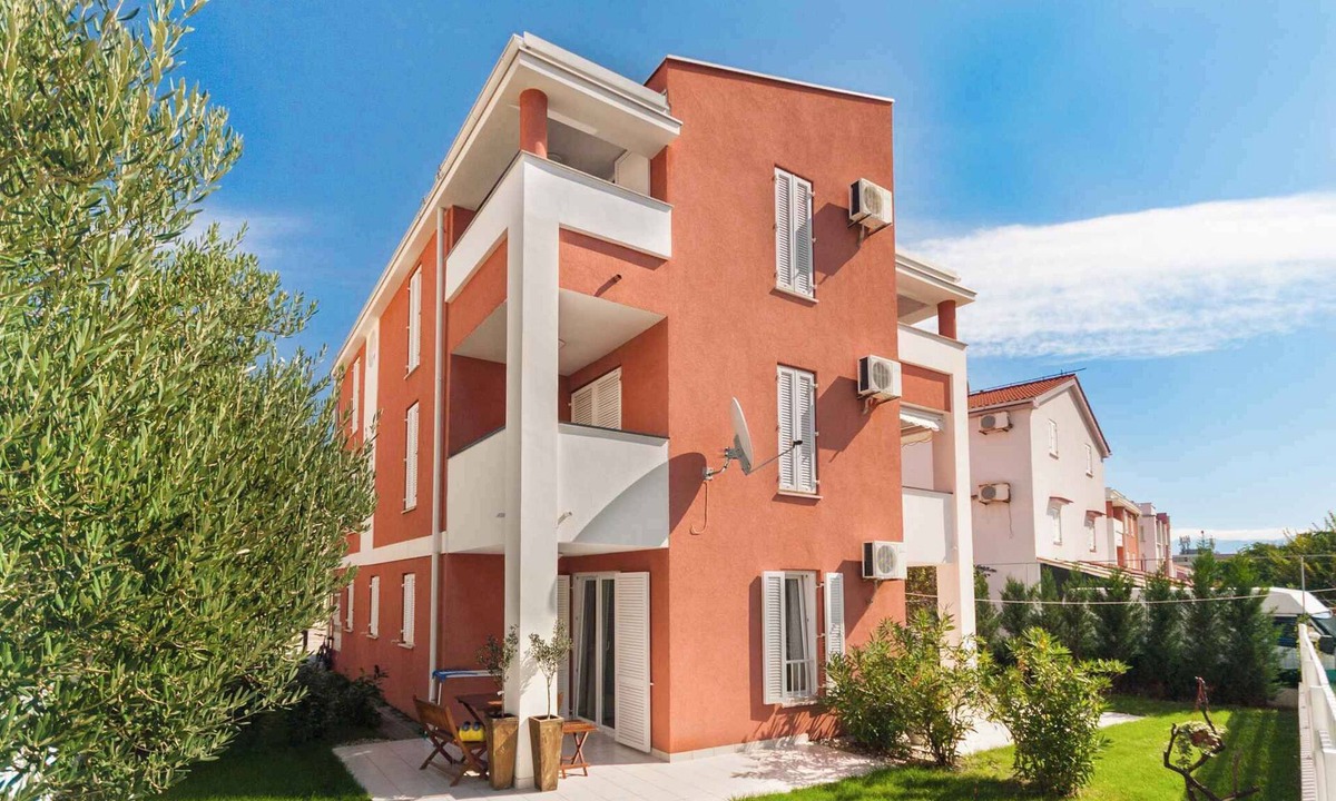 Jurandvor Apartment | Holiday apartment with balcony and air conditioning