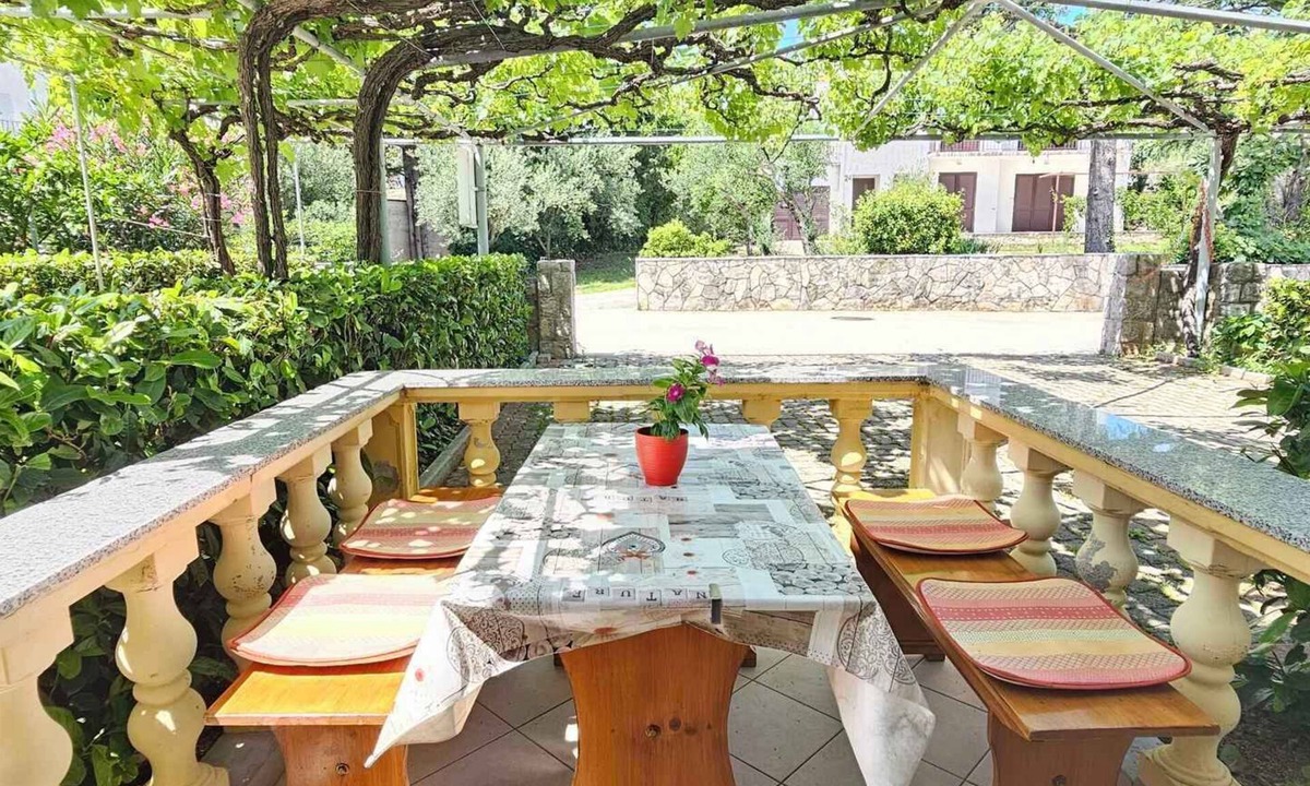 Krk Apartment | Holiday apartment with balcony in quiet surroundings