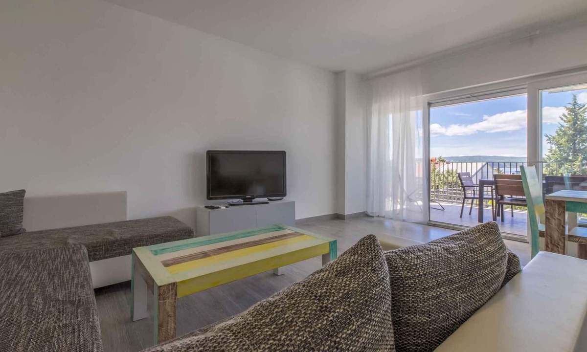 Dramalj Apartment | Holiday apartment with air conditioning and outdoor pool