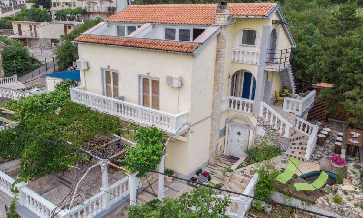 Klanfari Apartment | Holiday apartment with terrace and air conditioning