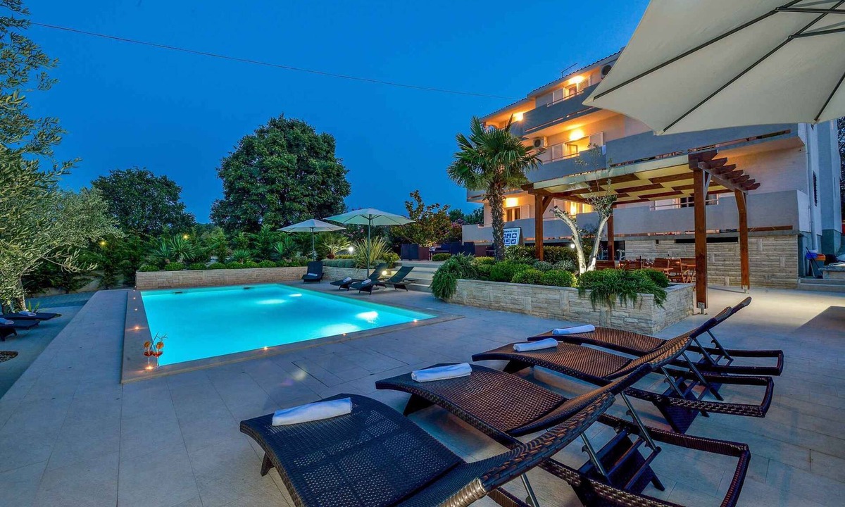 Kukljica Apartment | Holiday apartment with shared pool