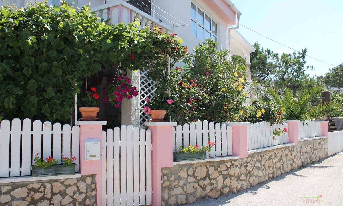 Povljana Apartment | Holiday apartment with terrace and sea view