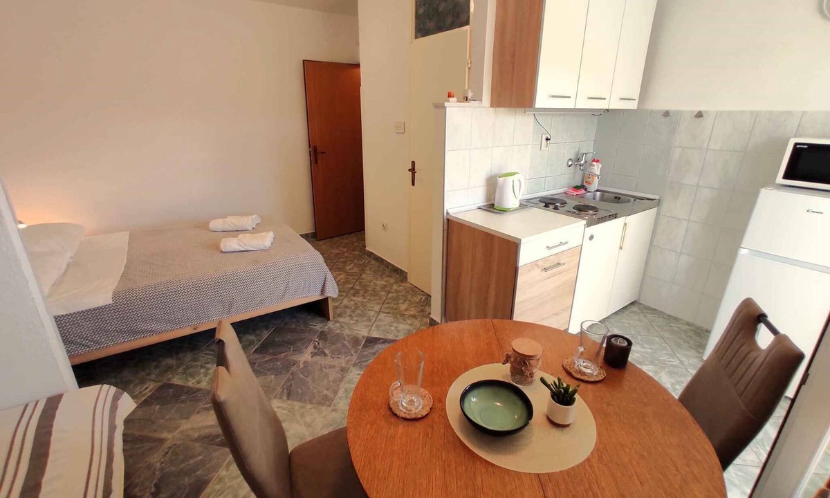 Slatine Apartment | Holiday apartment with sea view 200 m from the beach