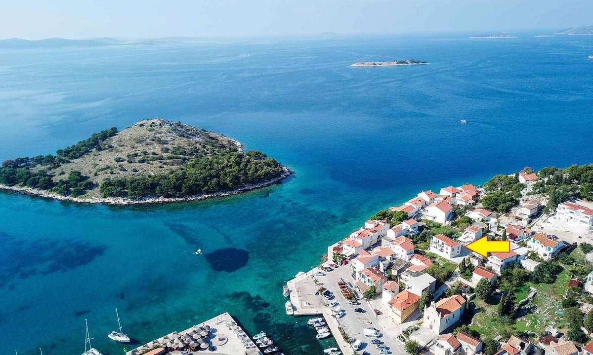 Tribunj Apartment | Holiday apartment with air conditioning and terrace with sea view