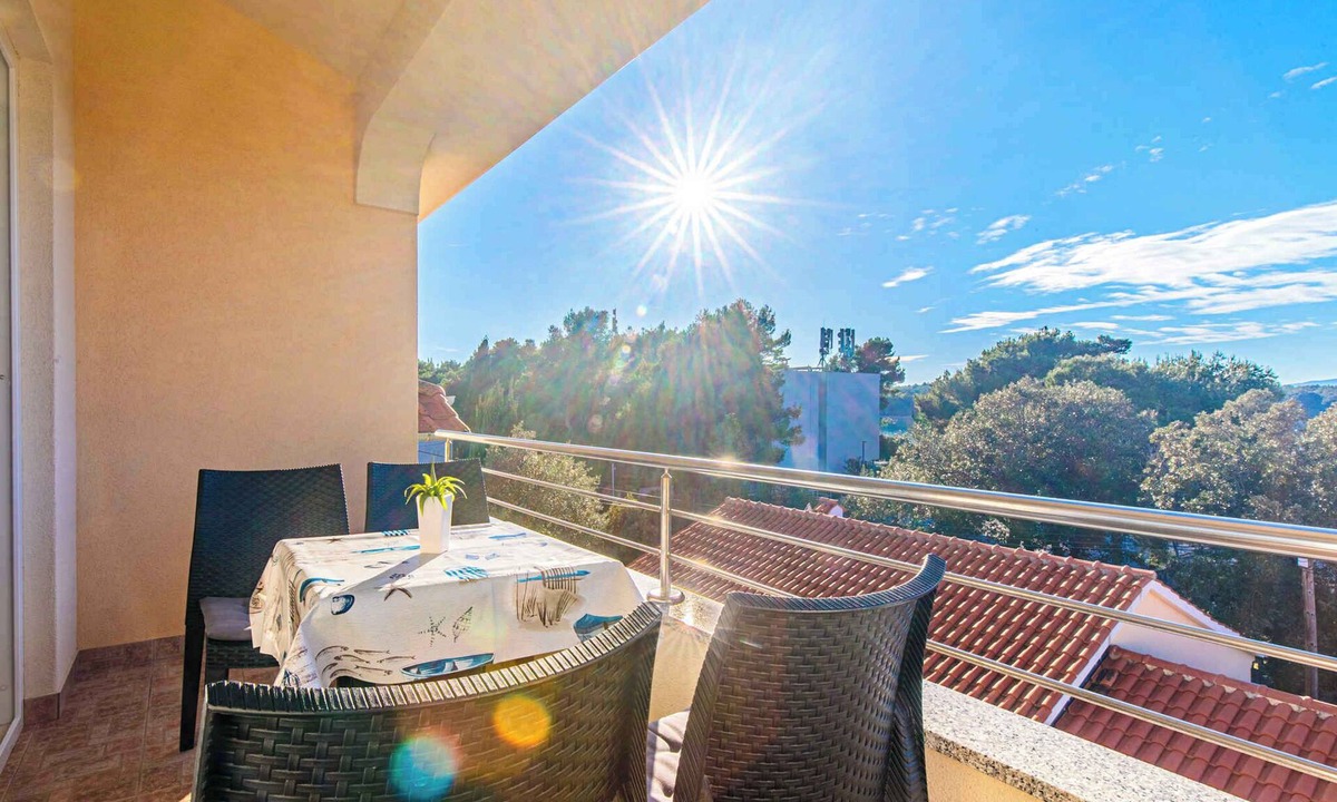 Punat Apartment | Holiday apartment with terrace and air conditioning