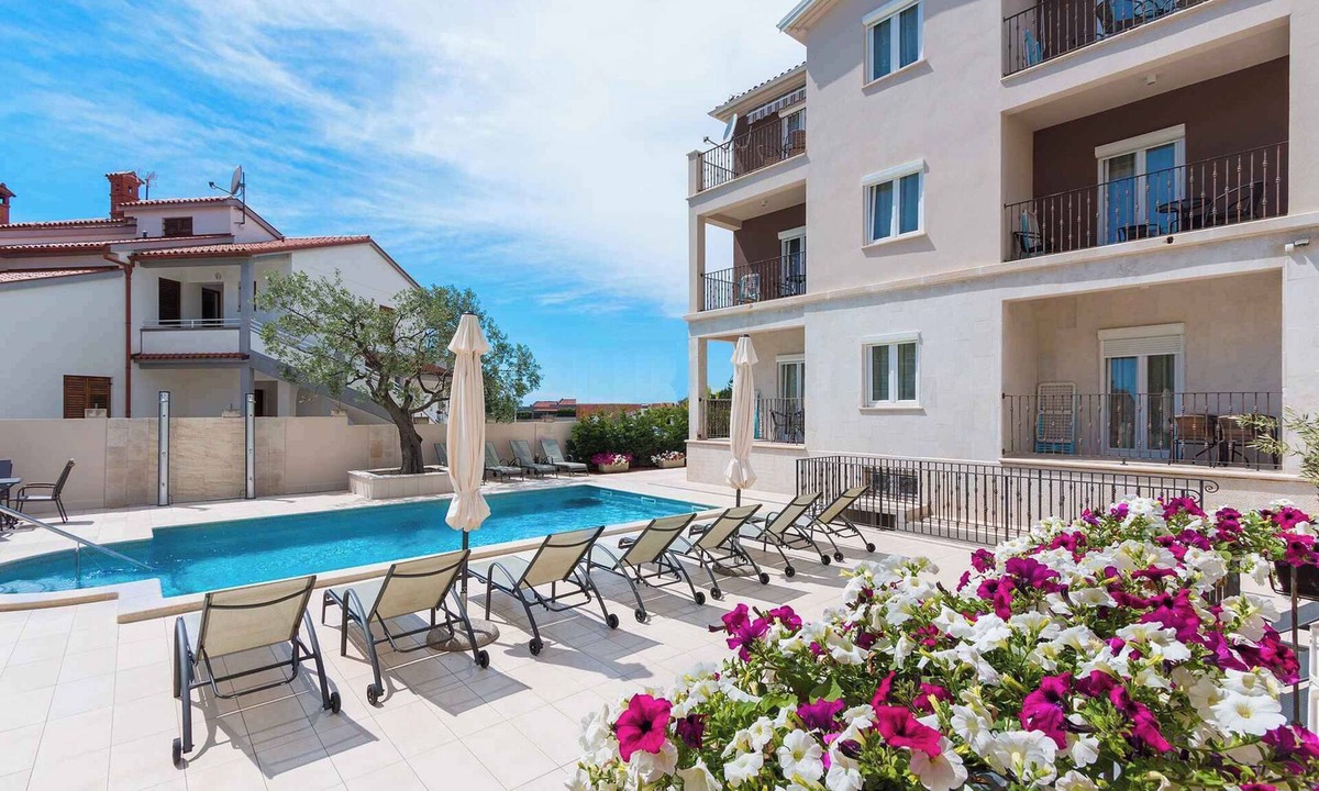Valbandon Apartment | Holiday flat with balcony and pool