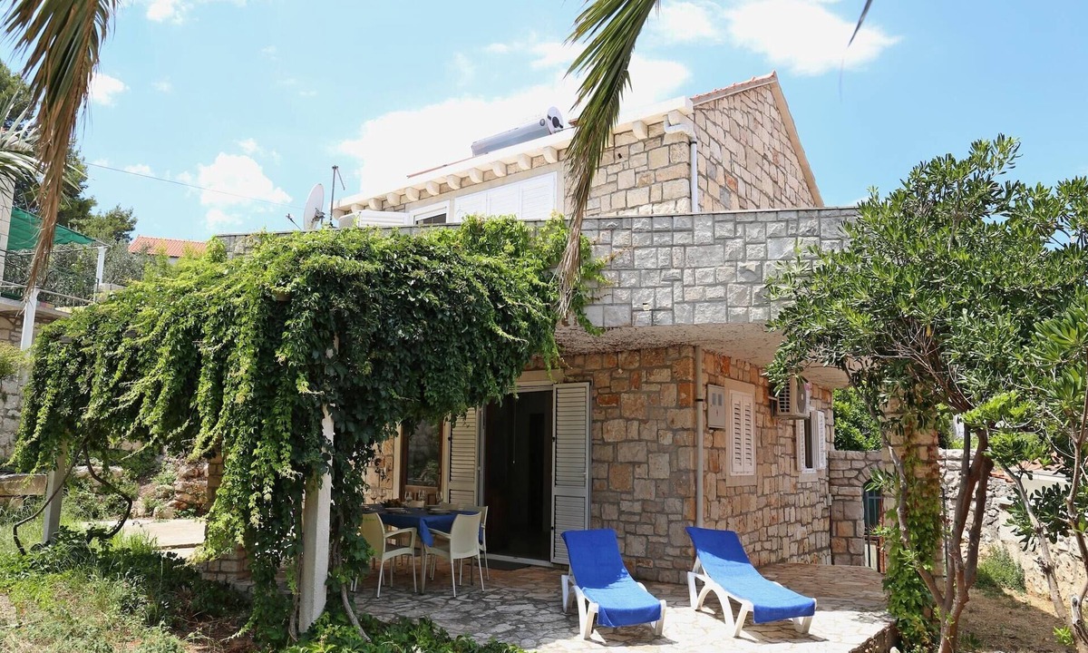 Lumbarda House | Holiday Home in Lumbarda with Garden