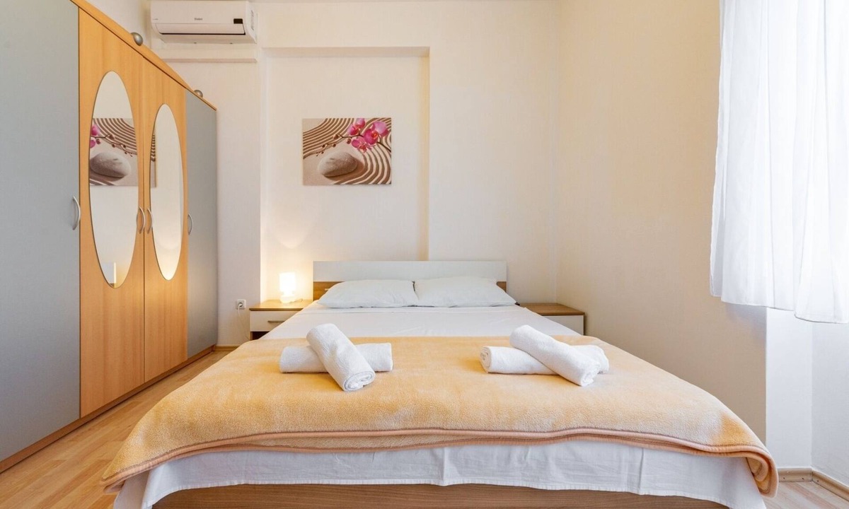 Ugljan House | Holiday Home in Ugljan with Terrace, Air condition, WIFI, Washing machine (4679-2)