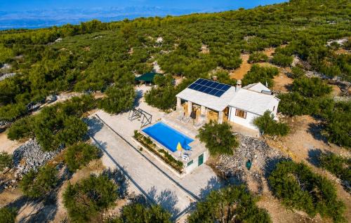 Sutivan House | Holiday Home Stomorica - Secluded Olive Estate with Private Pool, Brač