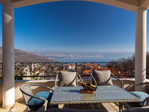 Opric House | Holiday Home Wunderschöne Luxus-Familienvilla Emily by Interhome