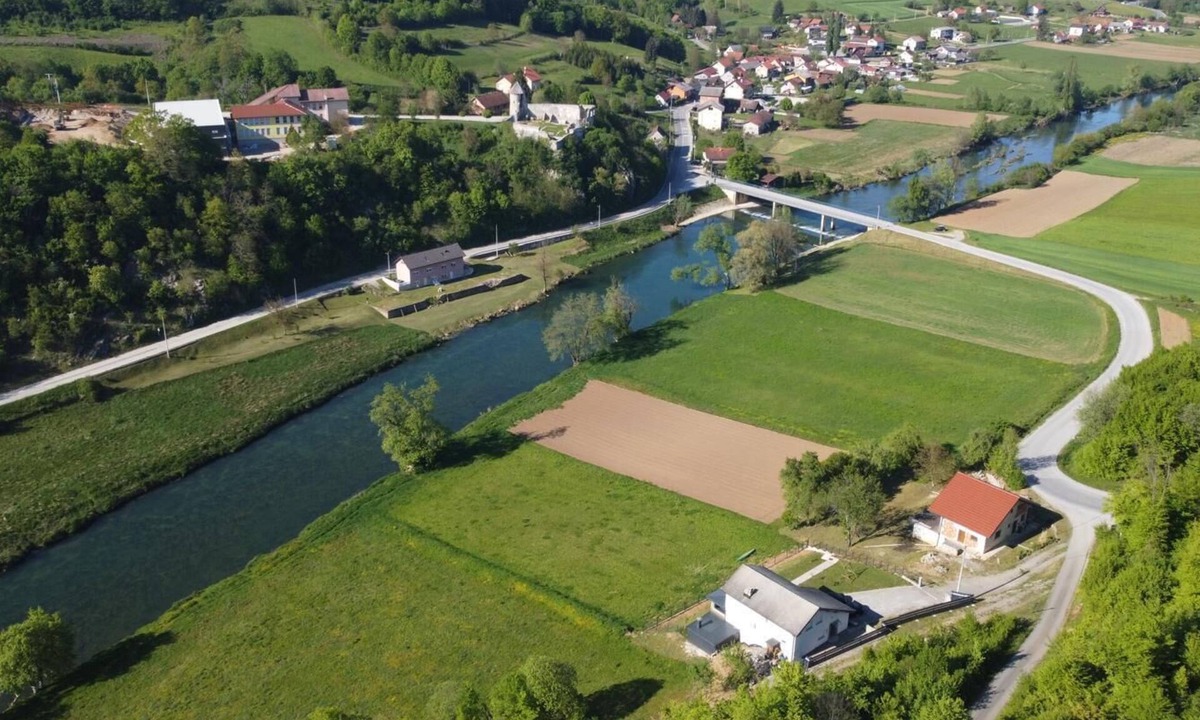 Barilovic House | Holiday house by the Korana River with a jacuzzi, sauna, and a view of the old town of Barilović