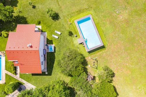 Valdebek House | Holiday house Mirna with heated swimming pool and jacuzzi