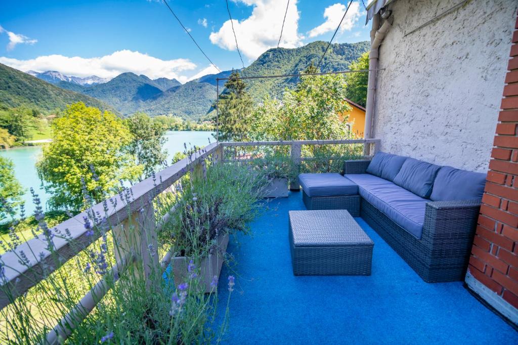 Most na Soci Villa | House by the Lake