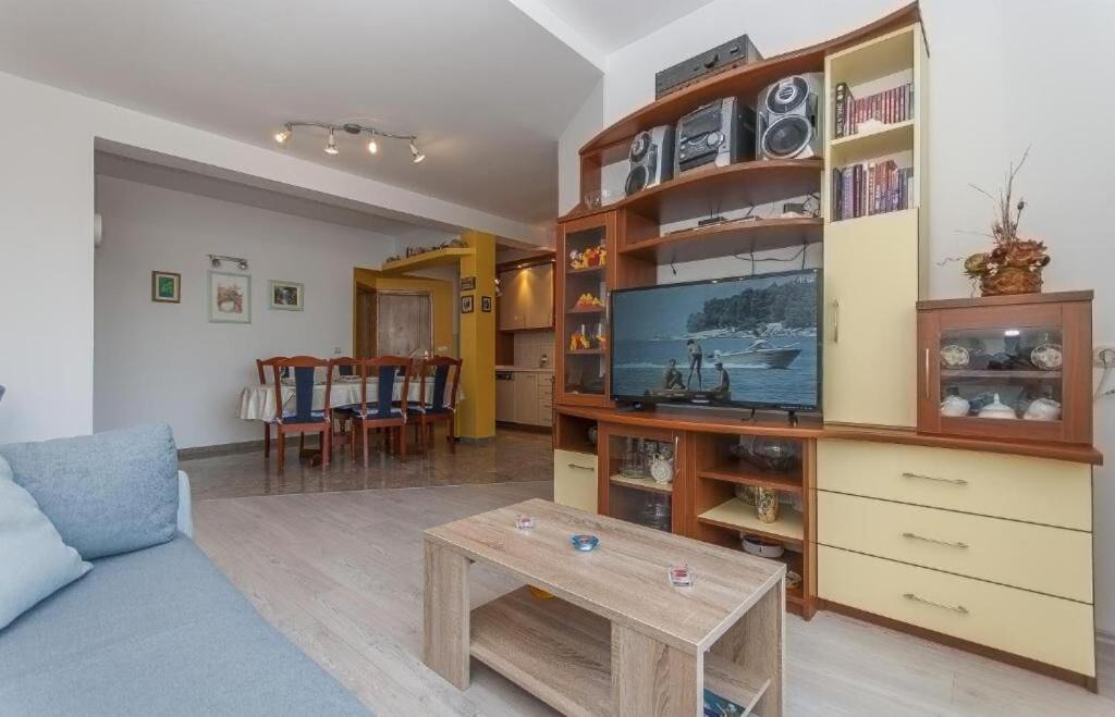 Stanici House | House Fjaka