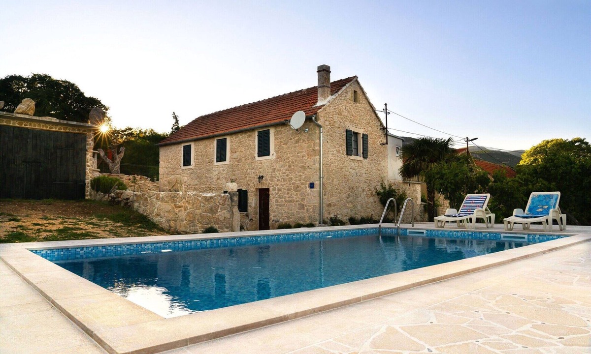 Drnis House | House in a scenic Siveric park