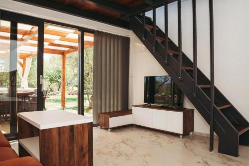 Lukoran House | House Stone house with jacuzzi