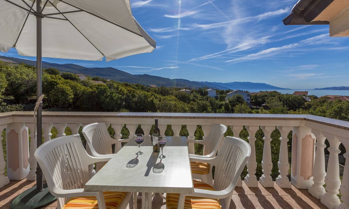 Povile Apartment | Idyllic apartment just 470 metres from the beach with sea view, cot - dogs welcome