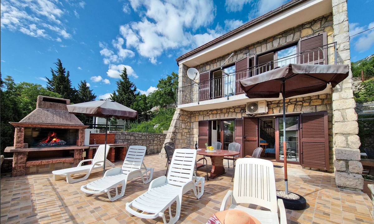 Cesarica House | Kamena kuća by Interhome