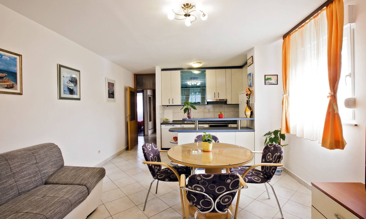 Solin Apartment | Large Two Bedroom Fully Equipped Apt With Free Parking near Split&Trogir Riviera
