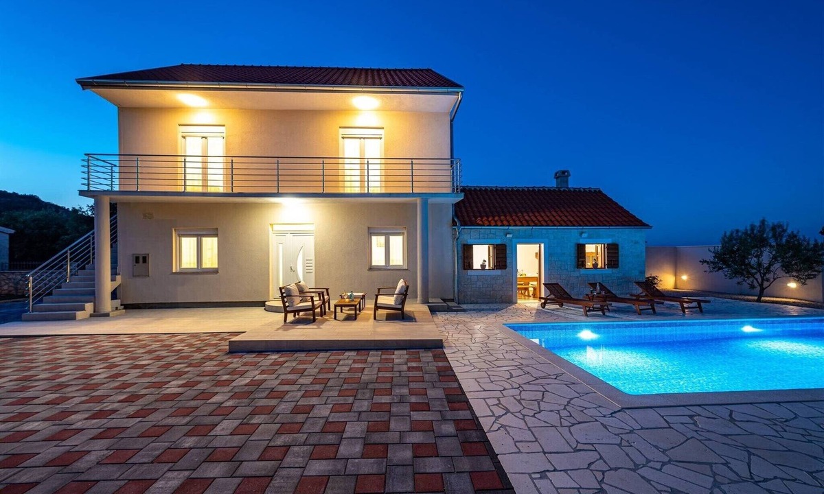 Velim Apartment | Large Villa with Pool, Rural Setting