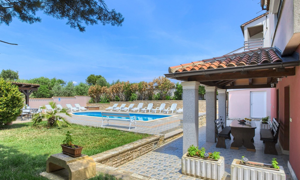 Banjole Apartment | Laviki 3 Bedroom App on the Pool for 4-6 people