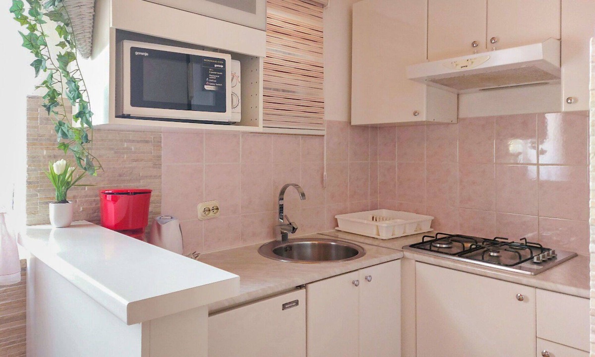 Peroj Apartment | Lovely apartment for 6 guests with A/C, WIFI, TV, terrace and pets allowed