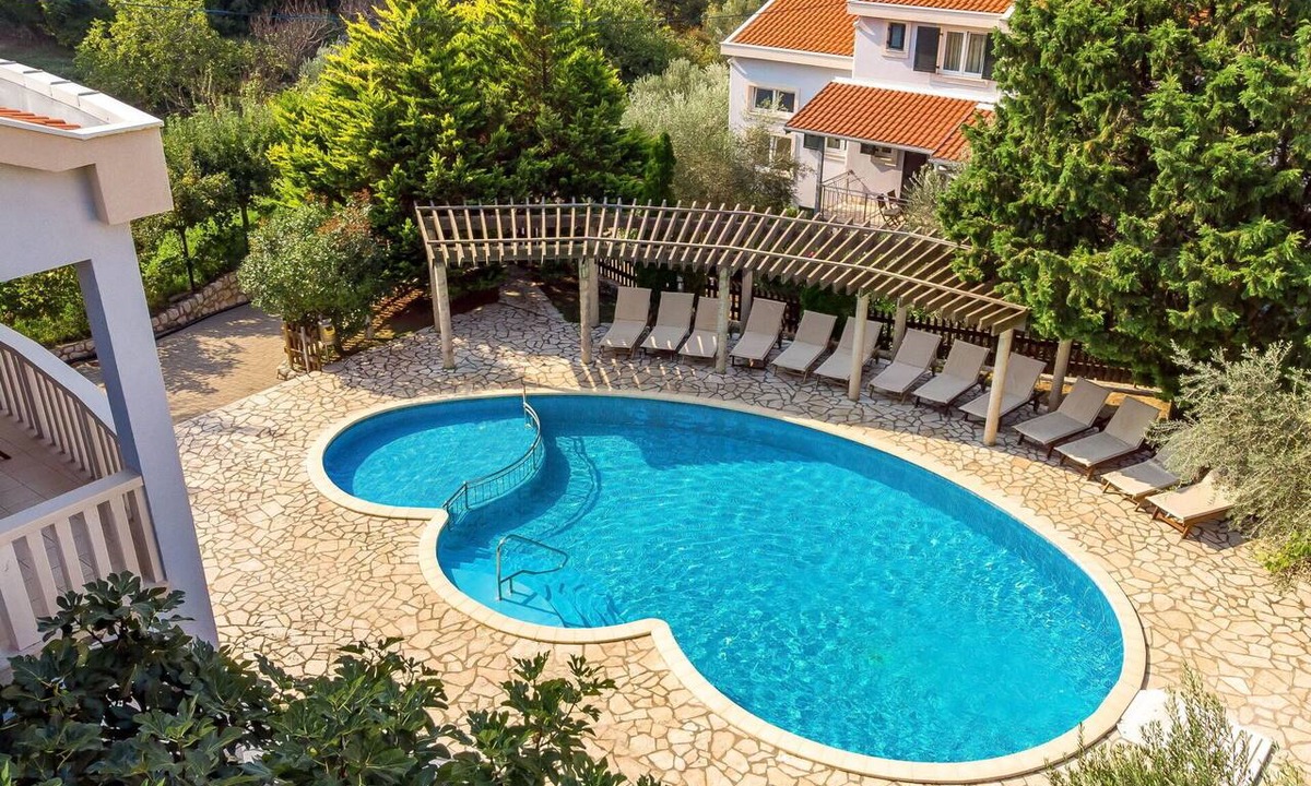 Rab Town Apartment | Lovely apartment for 6 people with A/C, WIFI, pool, TV, patio and pets allowed