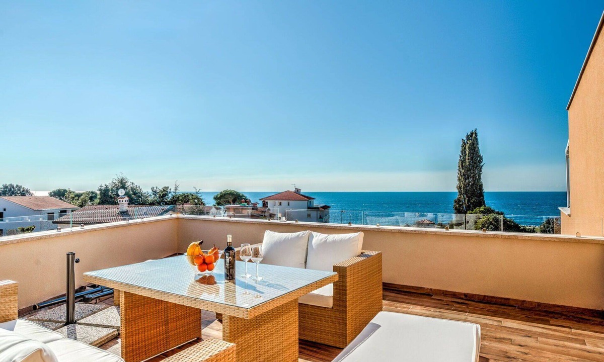 Lovrecica Apartment | Lovely apartment for 6 people with A/C, WIFI, TV, terrace and pets allowed