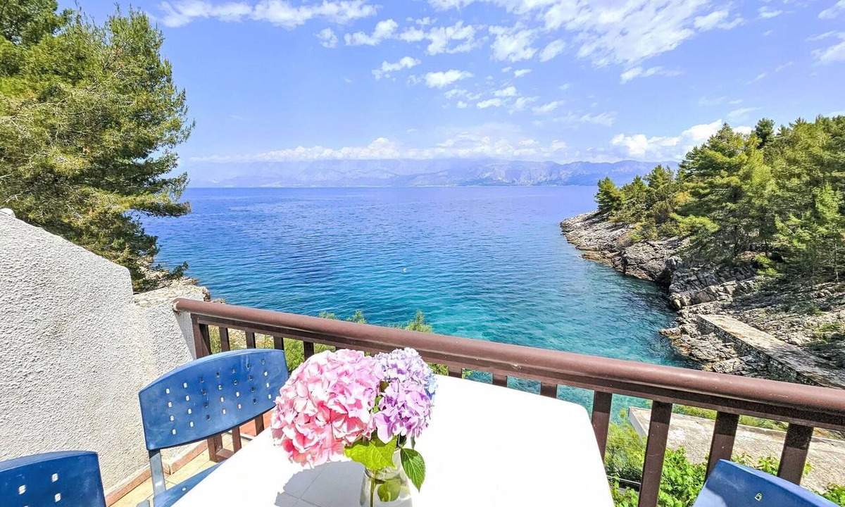 Bogomolje Apartment | Lovely apartment for 4 people with WIFI, A/C, TV and terrace