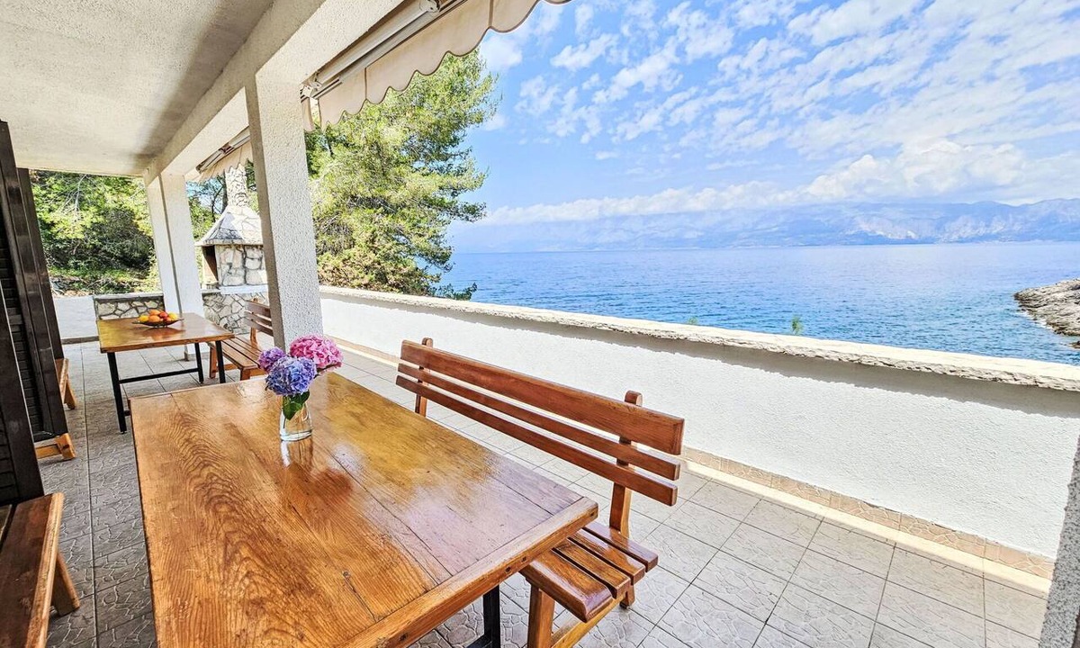 Bogomolje Apartment | Lovely apartment for 4 guests with WIFI, A/C, TV and terrace