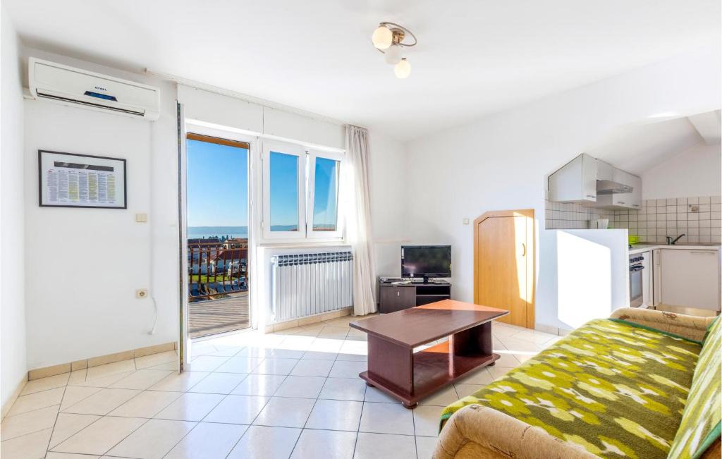 Kastel Luksic Apartment | Lovely Apartment In Kastel Luksic