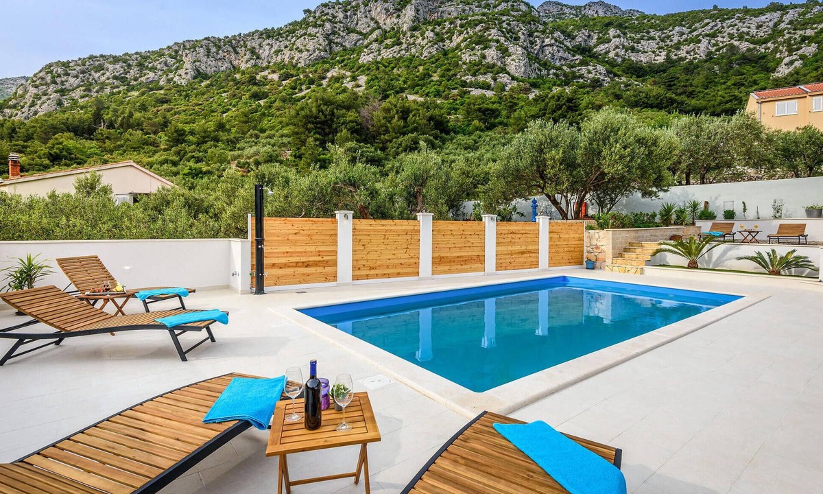 Klek Apartment | Lovely apartment in Klek with swimming pool