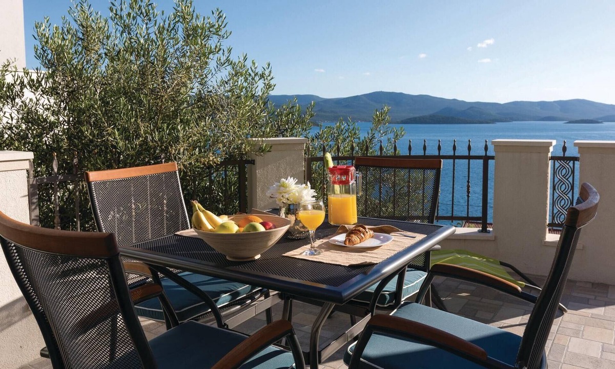 Komarna Apartment | Lovely apartment in Komarna with WiFi