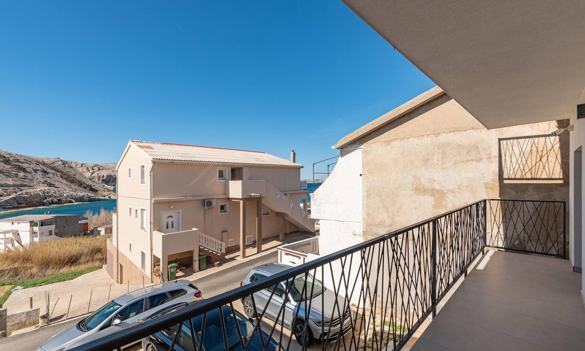 Metajna Apartment | Lovely apartment in Metajna with house sea view