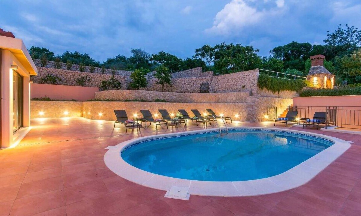 Molunat Apartment | Lovely apartment in Molunat with swimming pool