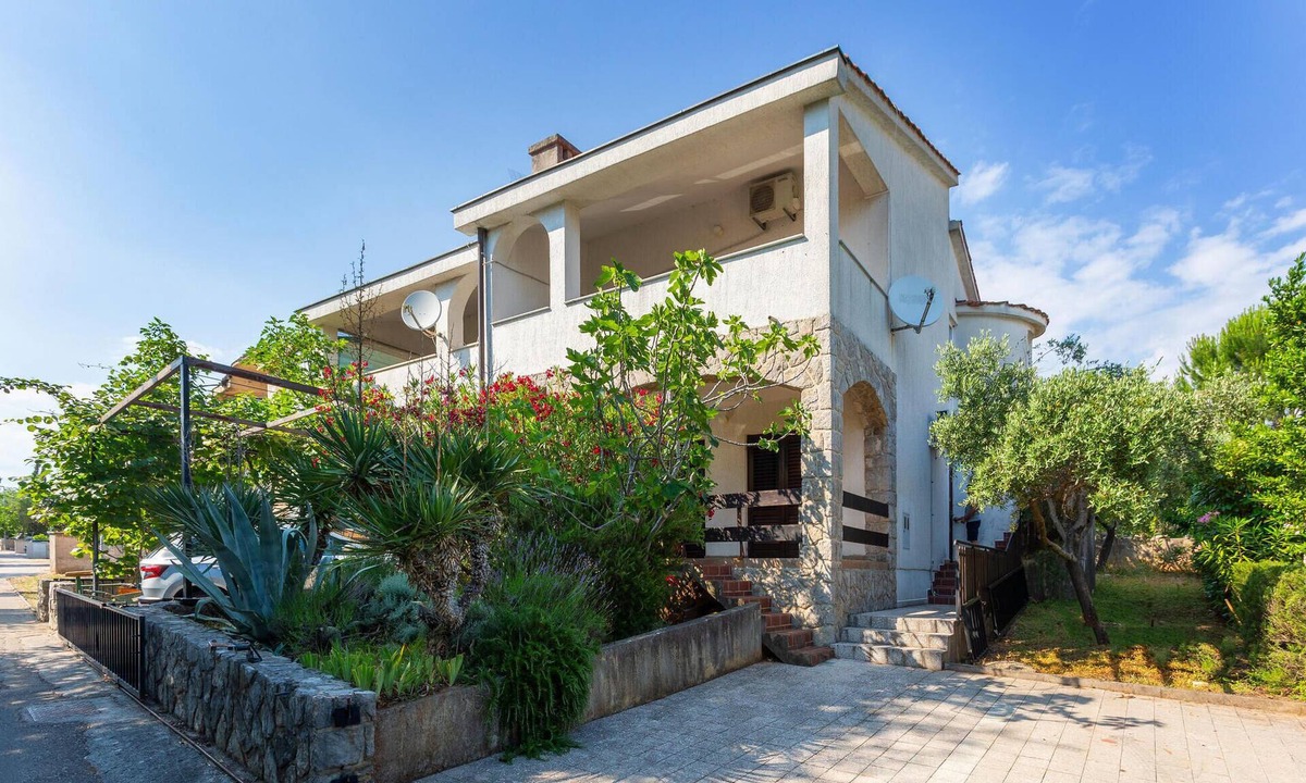 Krk Apartment | Lovely apartment in Pinezici with WiFi