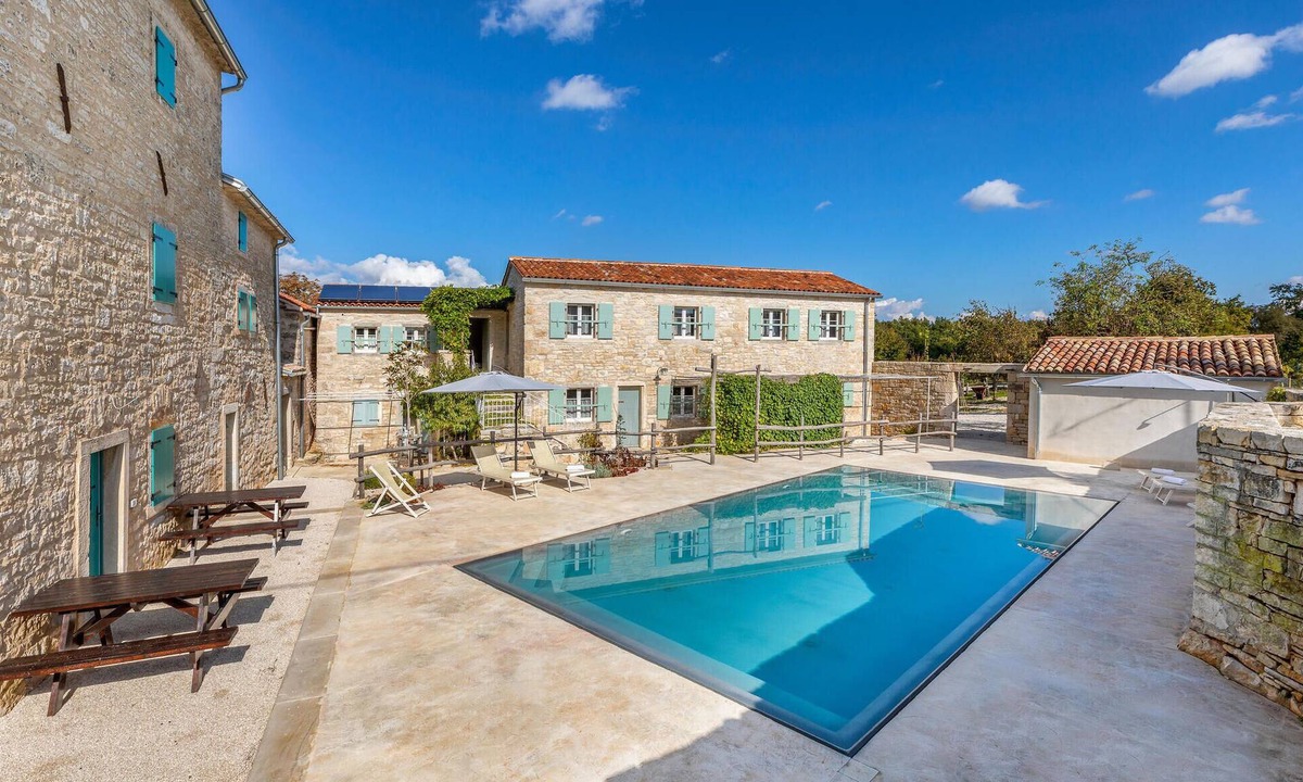 Karlovici Apartment | Lovely apartment in Zminj with swimming pool