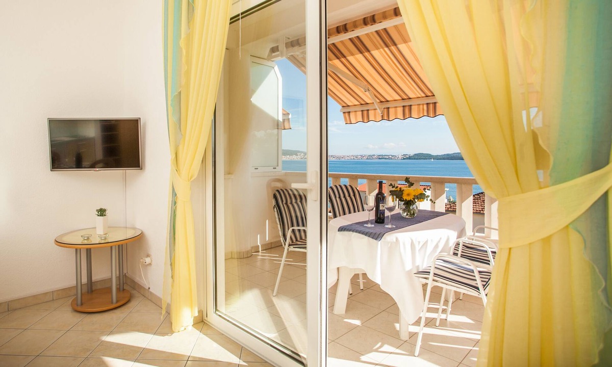 Seget Donji Apartment | Lovely apt for 4, balcony, sea view, beach at 50m