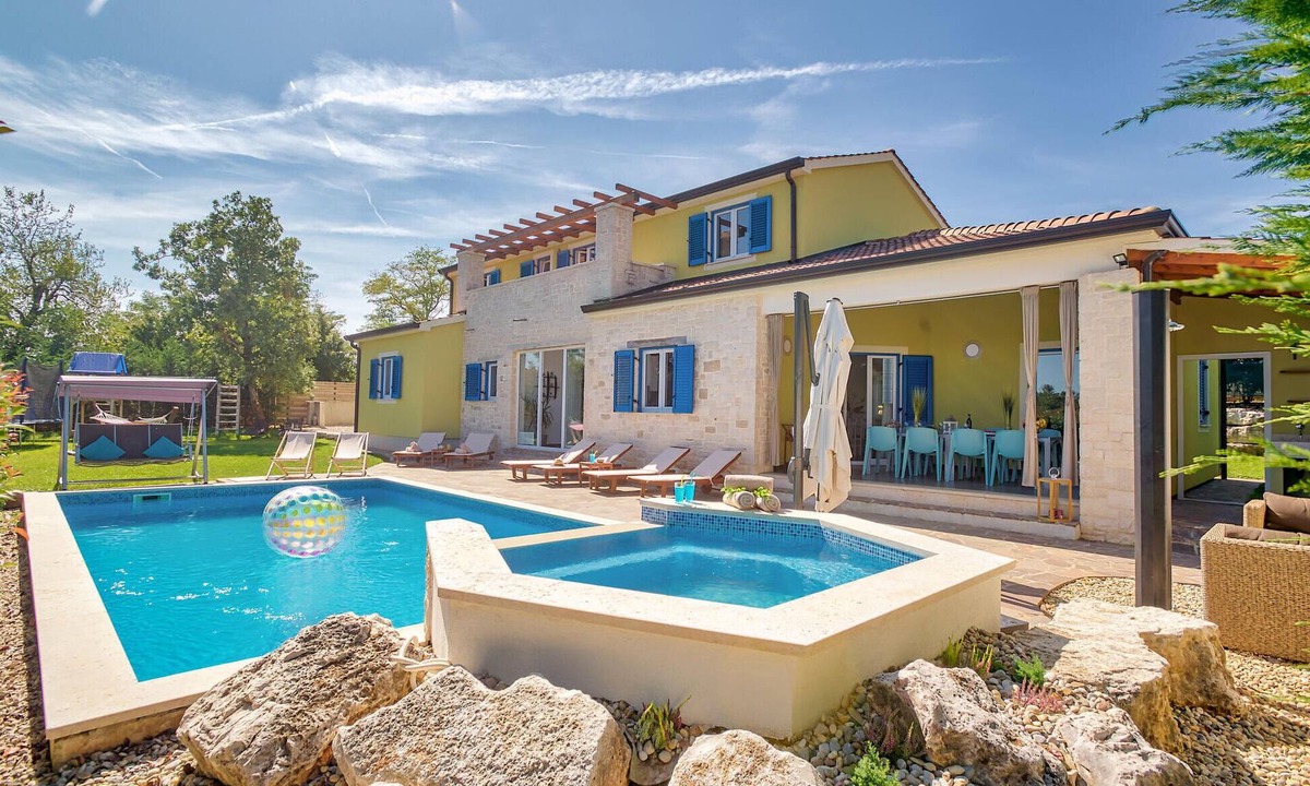 Muzini House | Lovely home in Naselje Muzini with sauna