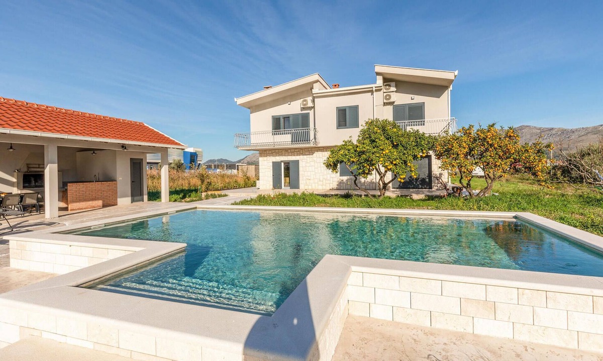 Opuzen House | Lovely home in Opuzen with outdoor swimming pool