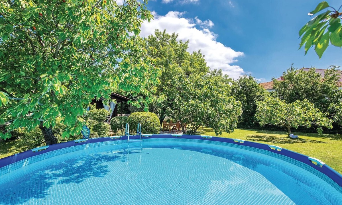 Smrika House | Lovely home in Smrika with WiFi