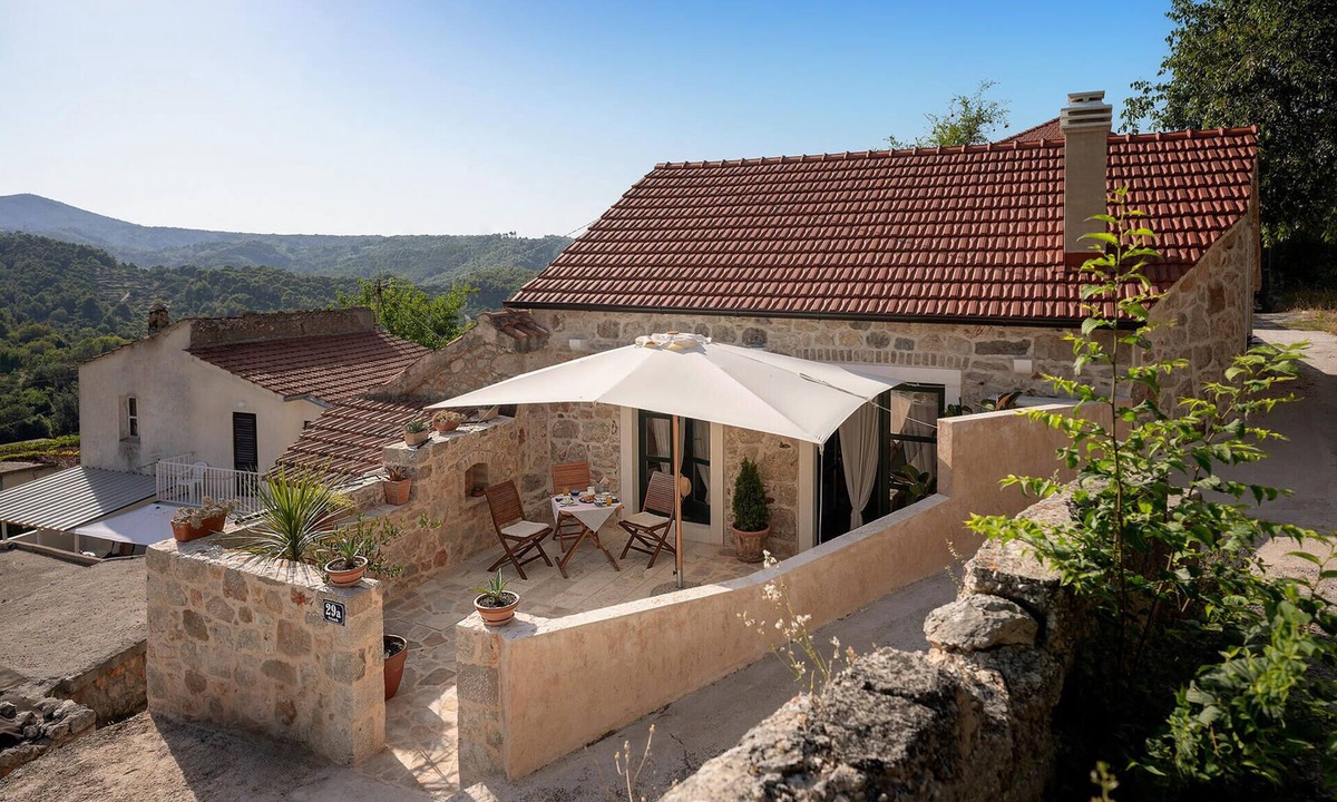 Vrisnik House | Lovely home in Vrisnik with WiFi